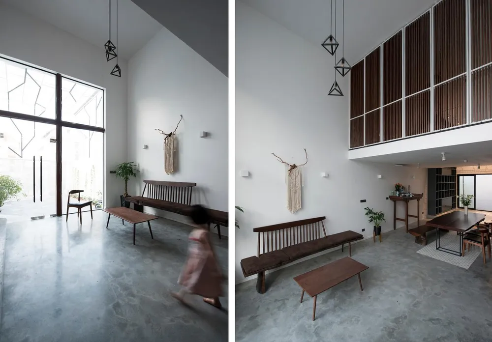 Những khoảng đệm giữa mái nhà và không gian chức năng đã giải quyết được vấn đề ánh sáng và thông gió.