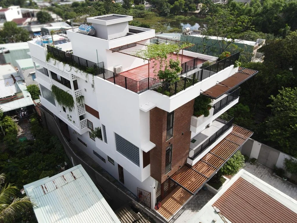 Khu đất có diện tích khá lớn nhưng lại có mặt tiền hẹp.