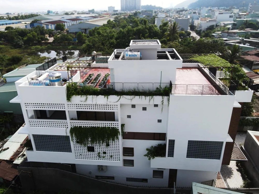 Công trình trải dài theo hướng bắc-nam với mặt đón nắng chính đông - tây, kiến trúc sư Trương Minh Tùng (Chi.Arch) đã tổ chức không gian mặt ngoài nhà thành hai lớp với những khoảng ban công và hiên rộng.