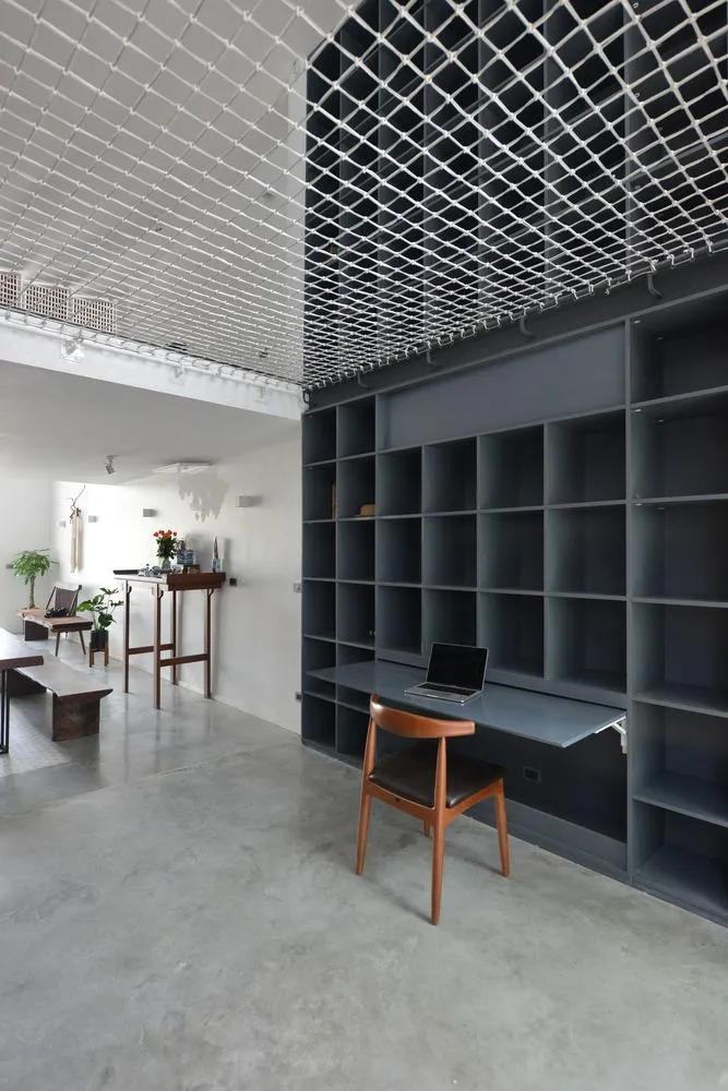 Góc đọc sách thư giãn của gia đình liên thông từ tầng một lên tầng hai.