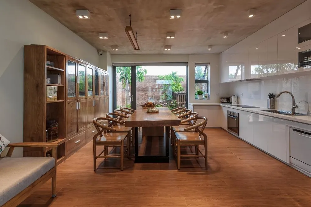 Tầng trệt và lửng dùng cho chức năng sinh hoạt chung, bếp ăn, gara, tiếp khách, sân vườn sau nhà tạo sự thoáng đãng cho không gian trệt.