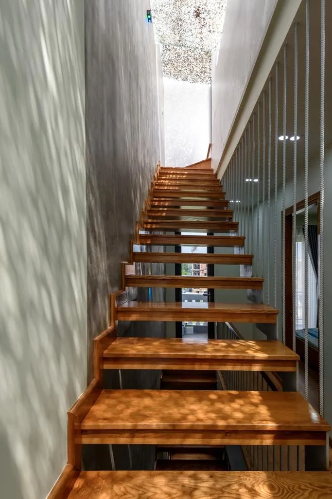 Cầu thang đón được lượng ánh nắng xuyên vào nhà.