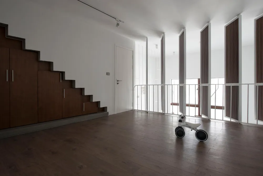 Một khoảng không gian trống ở tầng hai, nơi các con vui chơi cùng nhau.