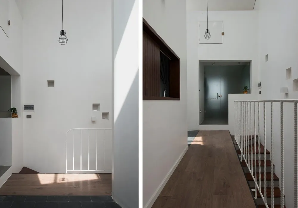 Khoảng đệm ở tầng ba tràn ngập ánh sáng tự nhiên.