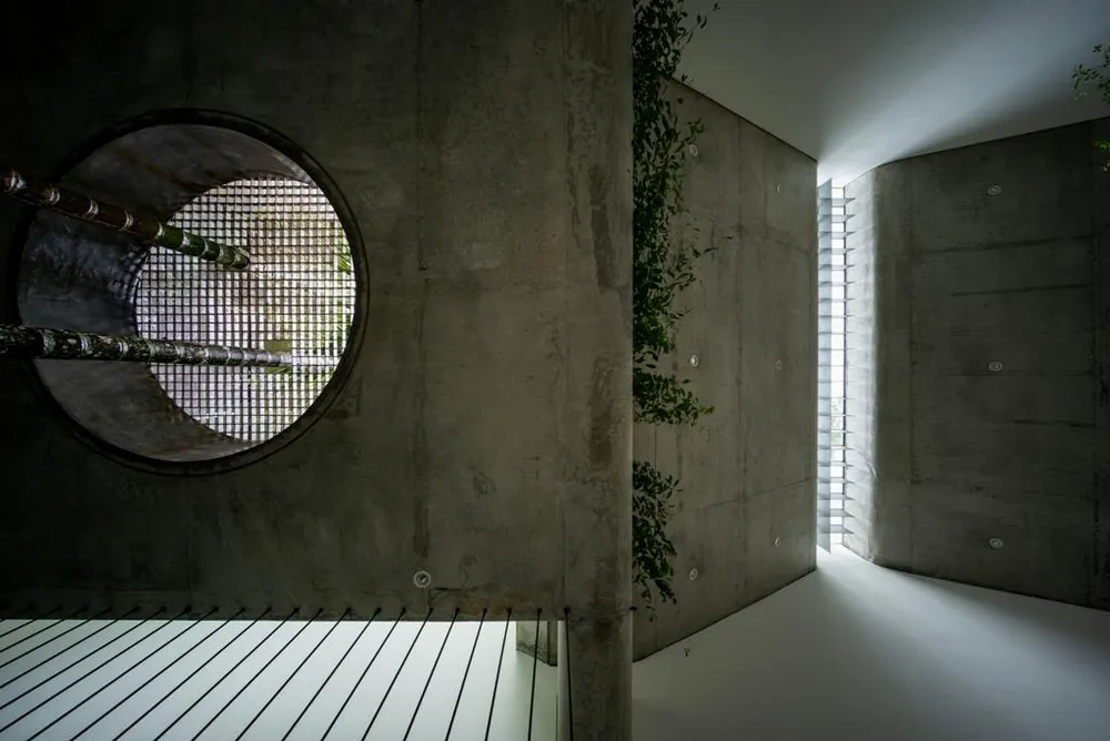 Kiến trúc sư cho biết, thiết kế nhà có không gian đóng mở với nhiều nút giao thông nhỏ, xen kẽ các khoảng trống chức năng.