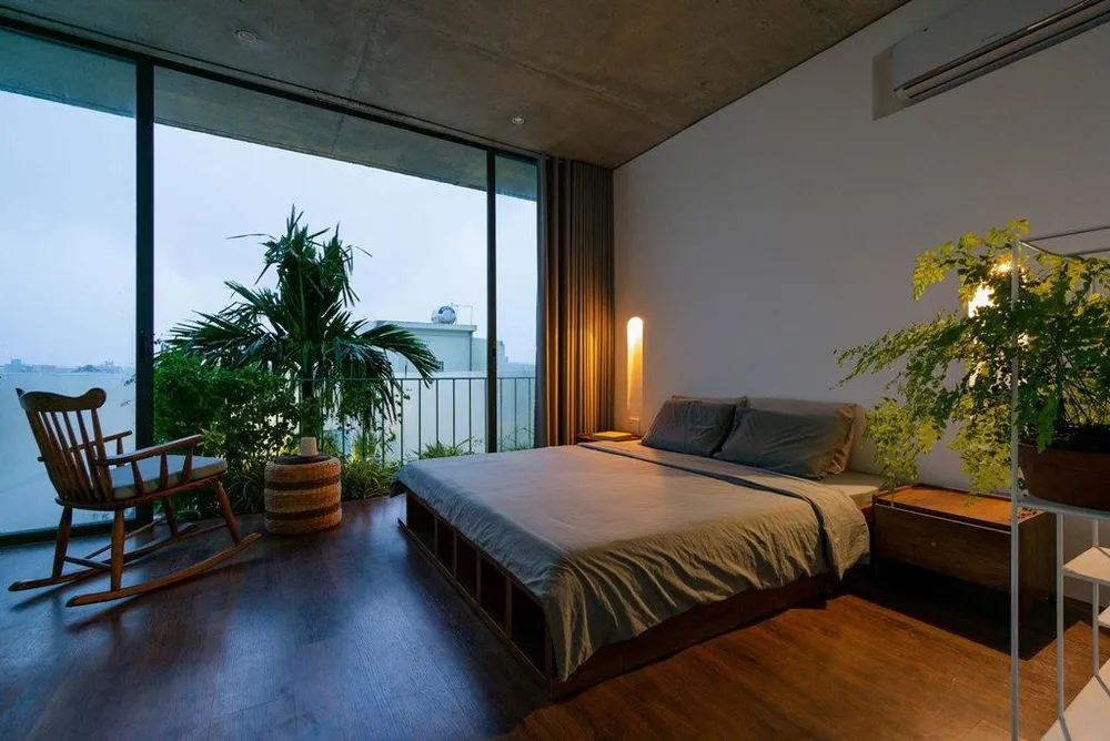 Phòng ngủ hướng ra mảng xanh xanh mát bên ngoài.