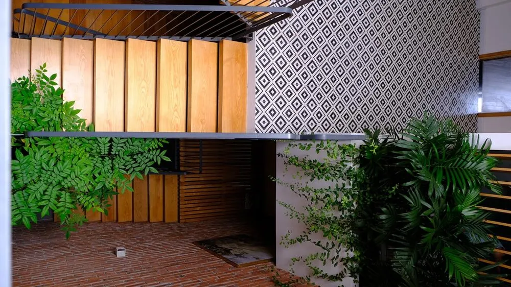 Tất cả các không gian chức năng trong nhà đều tiếp xúc thông thoáng tự nhiên, thông gió, ánh sáng và tiếp cận cây xanh.