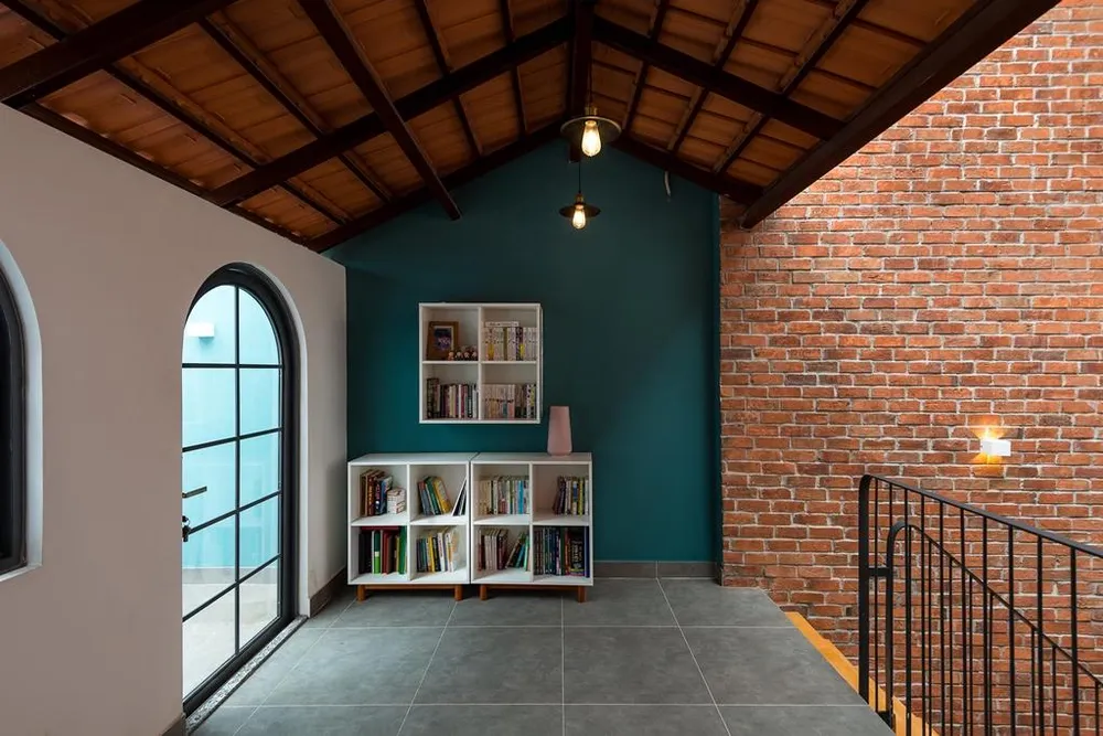 Chủ nhân ngôi nhà là gia đình trẻ gồm ba người, họ mong muốn có không gian sống tràn đầy ánh sáng và thoáng gió tự nhiên.