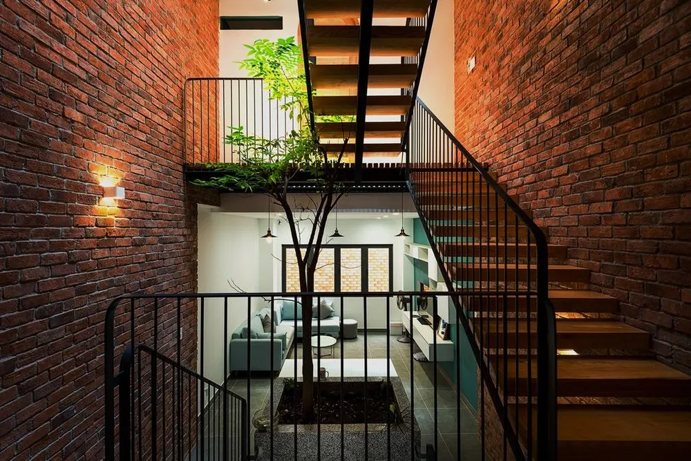 Phòng khách được đưa lên tầng lửng nhằm giải phóng diện tích cho tầng trệt, điều này cũng phù hợp với cách bố trí lệch tầng của căn nhà, tạo nên nhiều không gian sinh động trong nhà.