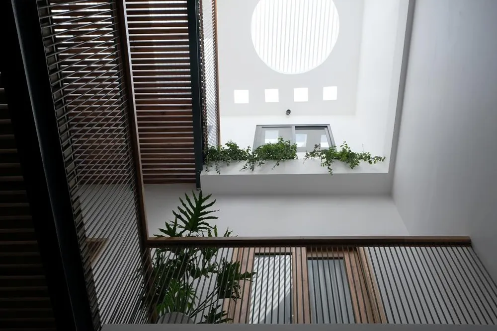 Thiết kế thông tầng lấy sáng và kết nối các gian phòng lại với nhau.