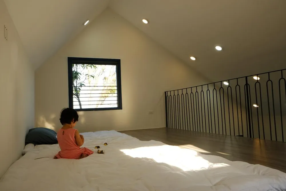 Khu vực gác xép được thiết kế tối giản với ô cửa sổ thông gió mở trực tiếp hướng nhìn ra biển, là nơi ngủ của các con khi về thăm, hoặc khách đến chơi ở lại.