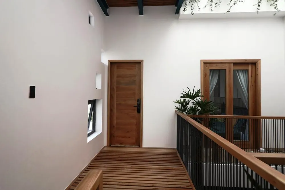 Ngôi nhà với phong cách hiện đại, đơn giản với tone màu chủ đạo trắng và gỗ tự nhiên.