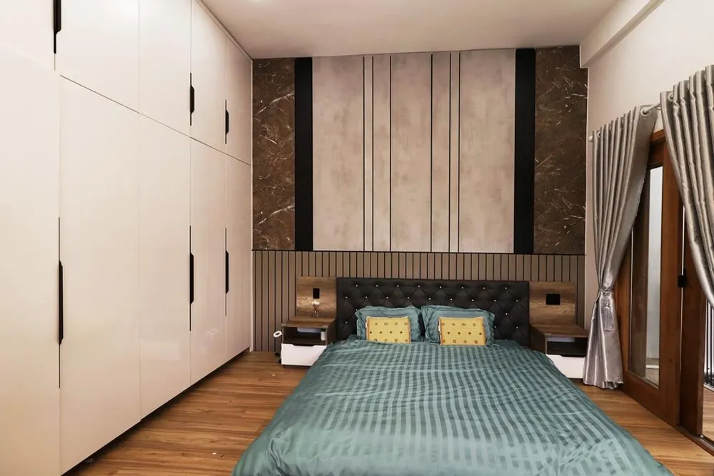 Phòng ngủ được lát sàn gỗ, hệ tủ áp tường đơn giản.