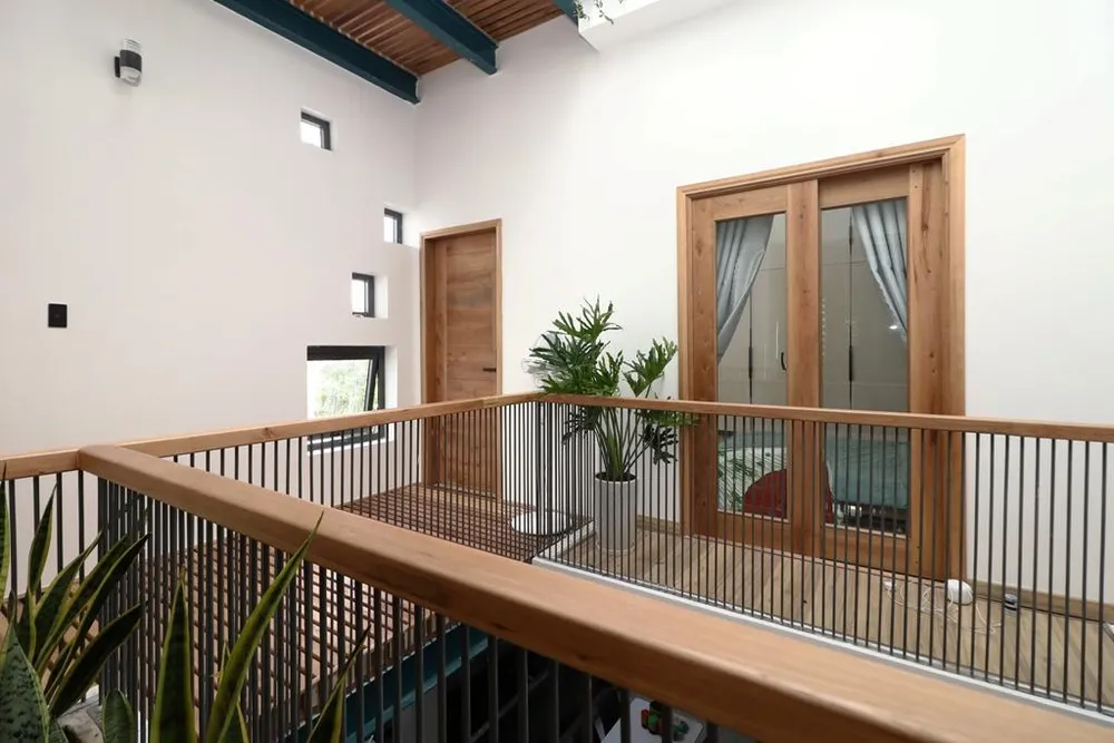 Ngôi nhà tiếp xúc với tự nhiên thông qua khoảng thông tầng.