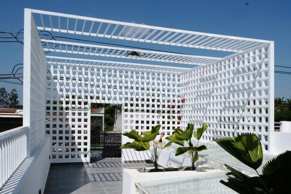 Tầng thượng là khoảng trống rộng với thiết kế ô gạch vuông thông gió.