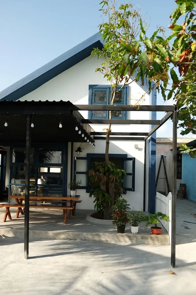 Công trình được thiết kế bởi kiến trúc sư của Chi.Arch. Với chi phí hạn hẹp, công trình tuy nhỏ nhưng đủ và đầy ắp những yêu thương.