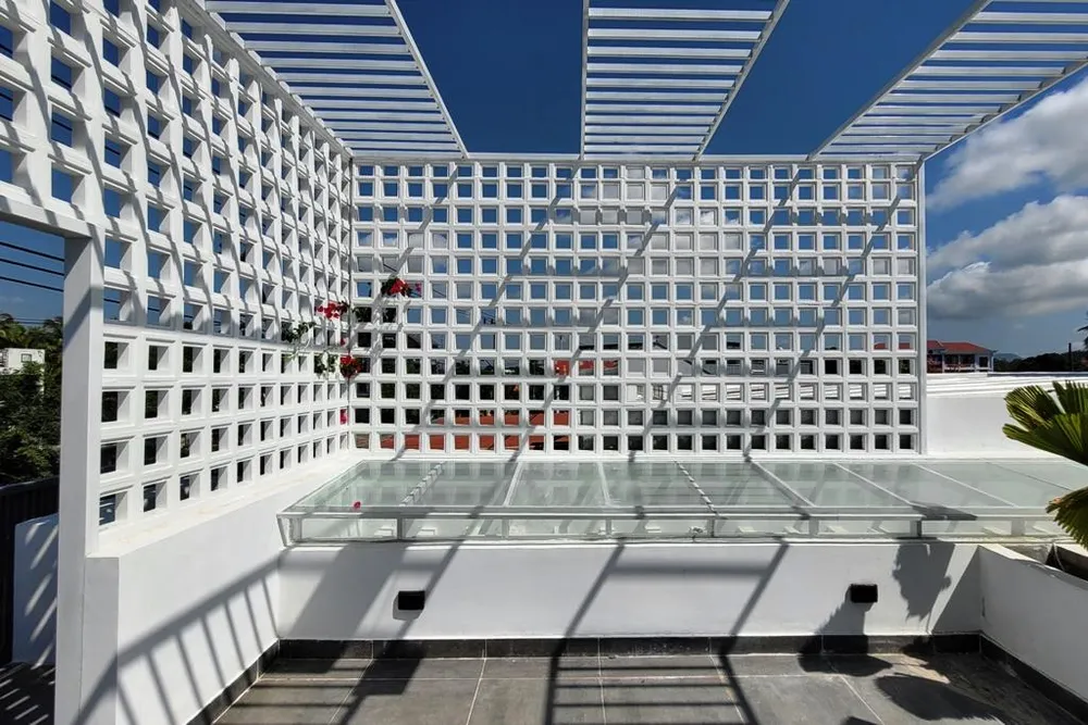 Màu trắng của những ô gạch làm nổi bật cả không gian tầng thượng.