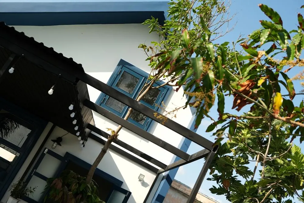 Cấu trúc công trình gói gọn với những chức năng cơ bản như phòng khách, bếp kết hợp bàn ăn, khu vệ sinh, phòng ngủ chính dành cho ba mẹ, một gác xép cho con cháu mỗi khi về nhà.