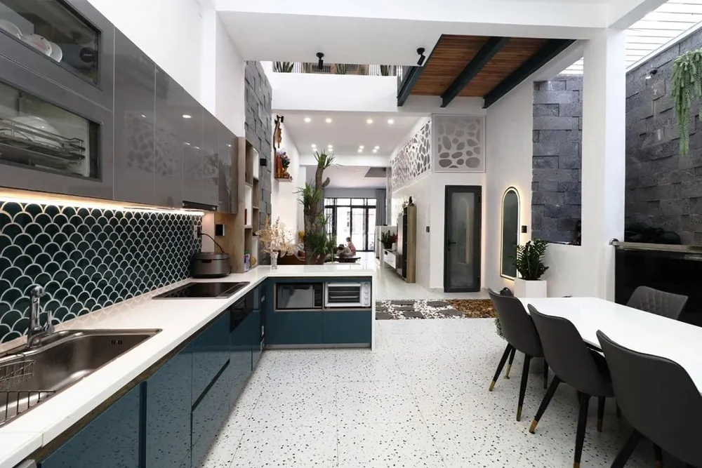 Phòng khách và bếp thiết kế sang trọng ở tầng trệt.