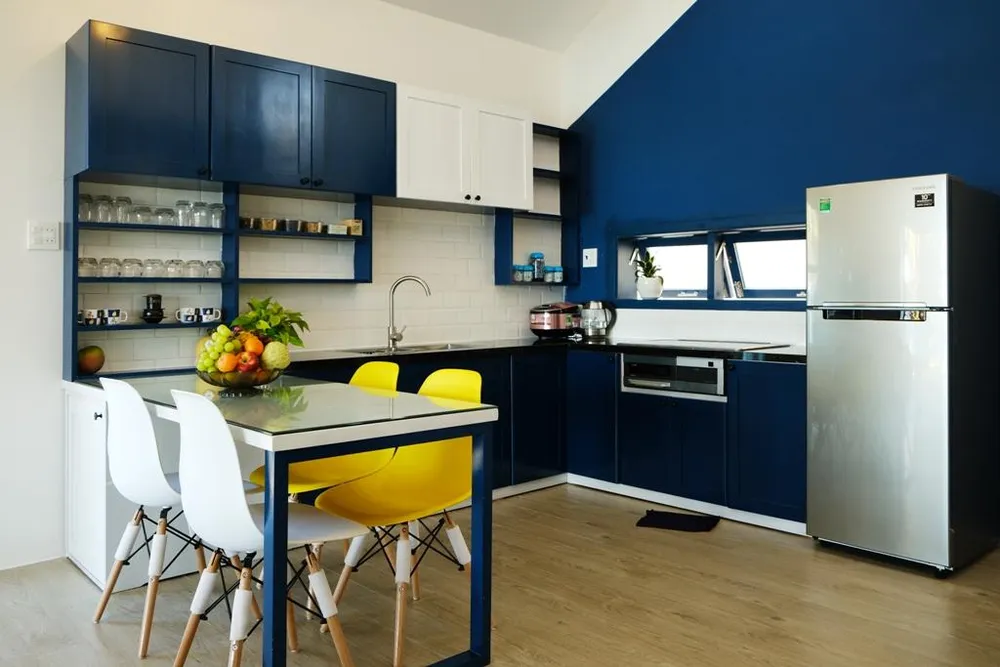 Với gam màu tương phản mạnh, không gian dù nhỏ nhưng sinh động, cuốn hút và tươi mới.