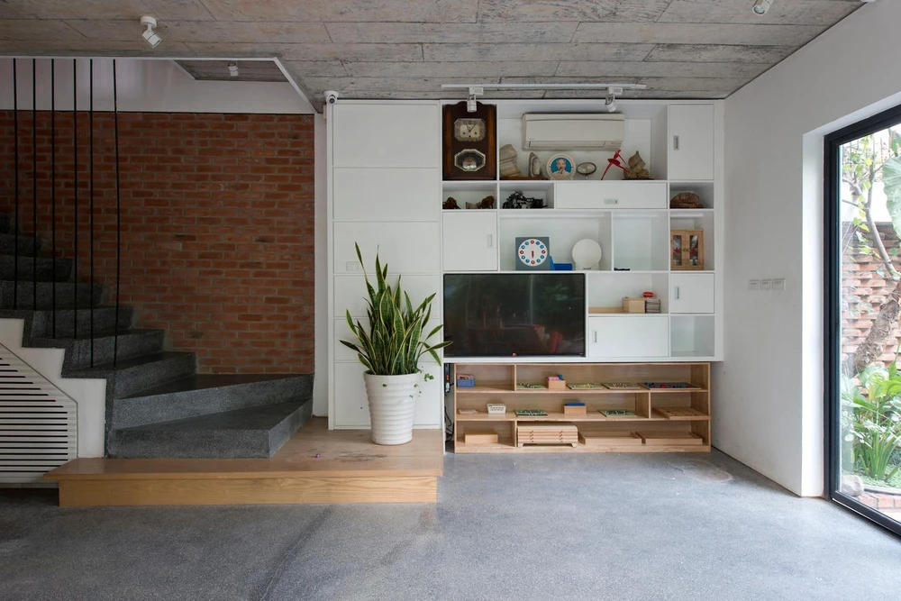 Scent house gồm bốn tầng trong đó tầng một là không gian dành cho phòng khách, bếp ăn.