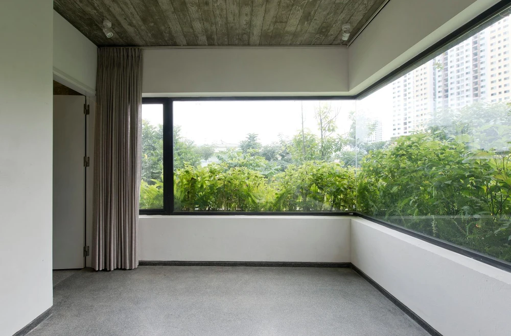 Vách bằng kính giúp xóa bỏ sự phân chia giữa con người với thiên nhiên bên ngoài.