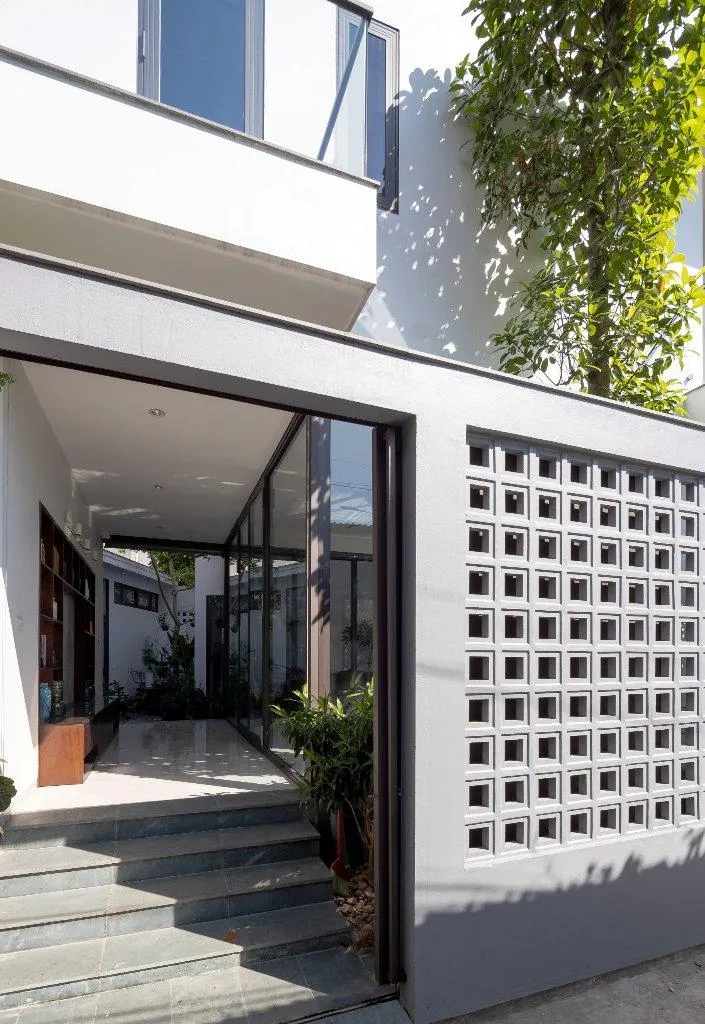 Trên diện tích 250 m², kiến trúc sư đã thiết kế ngôi nhà nổi bật với hệ mái ngói đỏ kết hợp những khoảng vườn đan xen xanh mát.