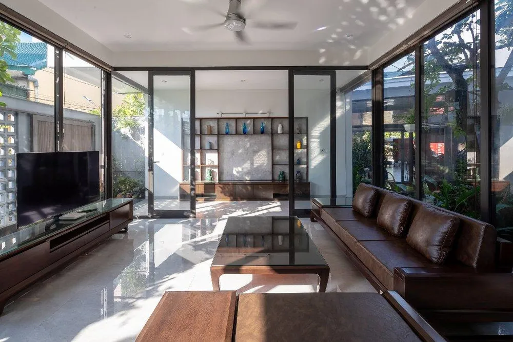 Phần động phía trước dành cho khu vực của kinh doanh, phần tĩnh phía sau là nơi ở của gia đình.