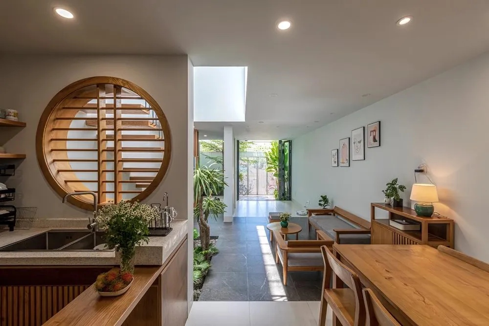 Bếp và bàn ăn có tông màu gỗ hiện đại.