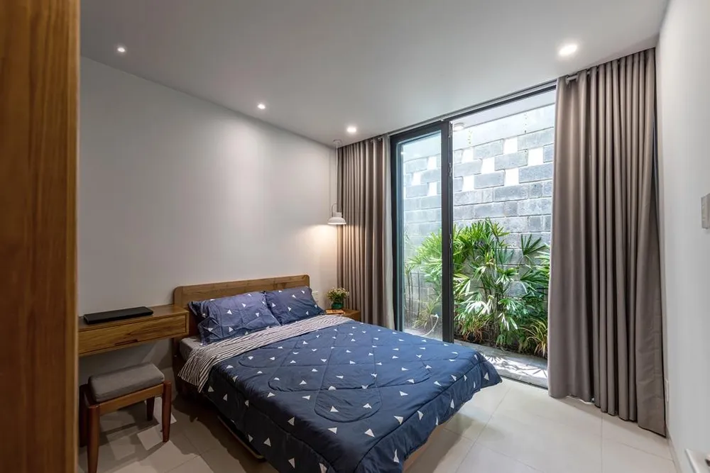 Tầng hai là không gian sinh hoạt chung, ô giếng trời và sân chung, phòng ngủ chính...