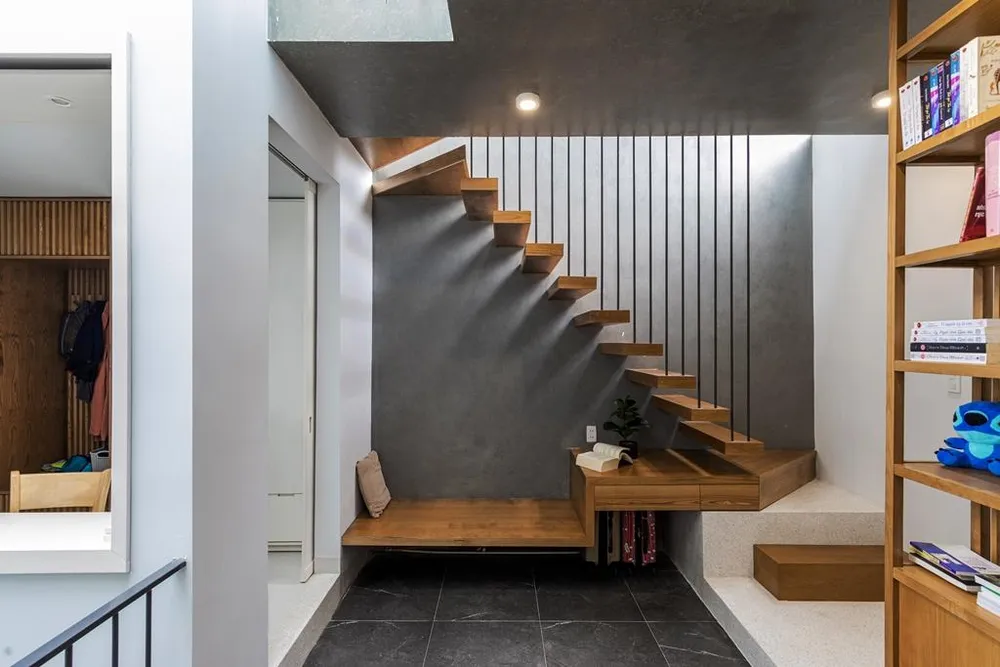 Các khối đan xen với nhau còn giúp tạo ra các con đường cho gió có thể luồn lách khắp nhà.