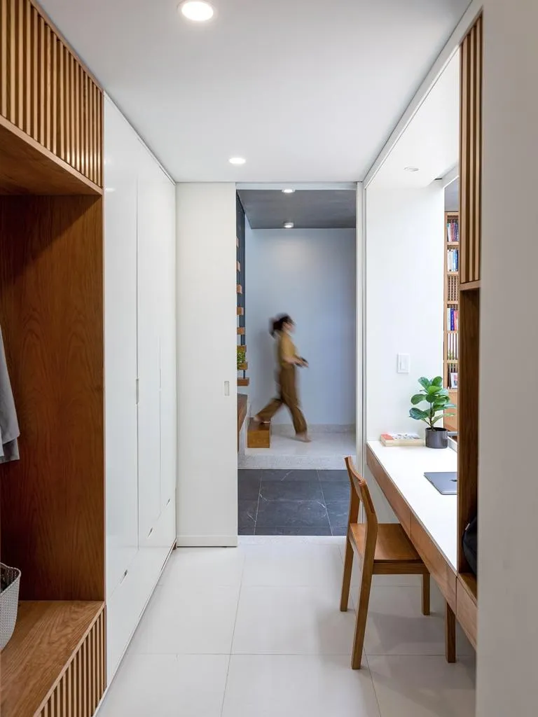 Tất cả các phòng đều tiếp xúc với cây xanh, thiên nhiên và đều được bố trí thông gió thụ động nên rất thông thoáng.