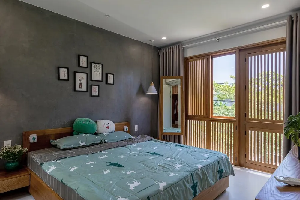 Trong mỗi khối kín là các chức năng riêng tư như phòng ngủ, phòng tắm, kho và giặt phơi hay khối hở ở tầng một thì là bếp và bàn ăn.