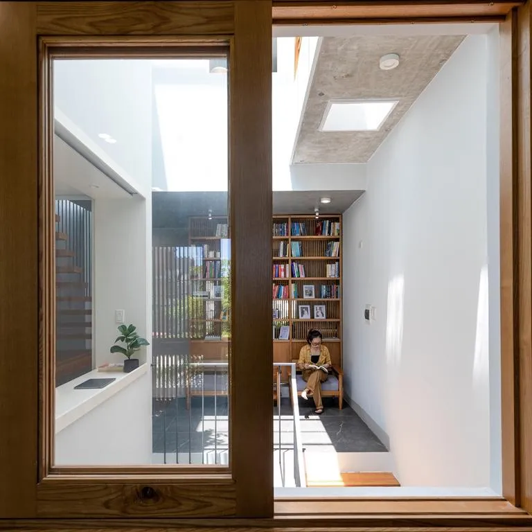 Khi đóng cửa phòng cho các nhu cầu sinh hoạt riêng tư, mỗi phòng đều có một mặt tiếp xúc với thiên nhiên với khe lấy gió.