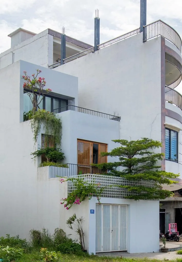 Son’s House xây dựng trên khu đất rộng 92,5 m², nằm ở phường Hòa Minh, quận Hải Châu, TP Đà Nẵng.