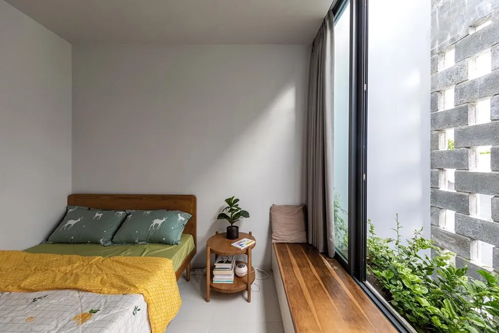 Mỗi phòng đều có hai hướng mở cửa ở đầu này và đầu kia của phòng theo nguyên lý thông gió xuyên phòng.