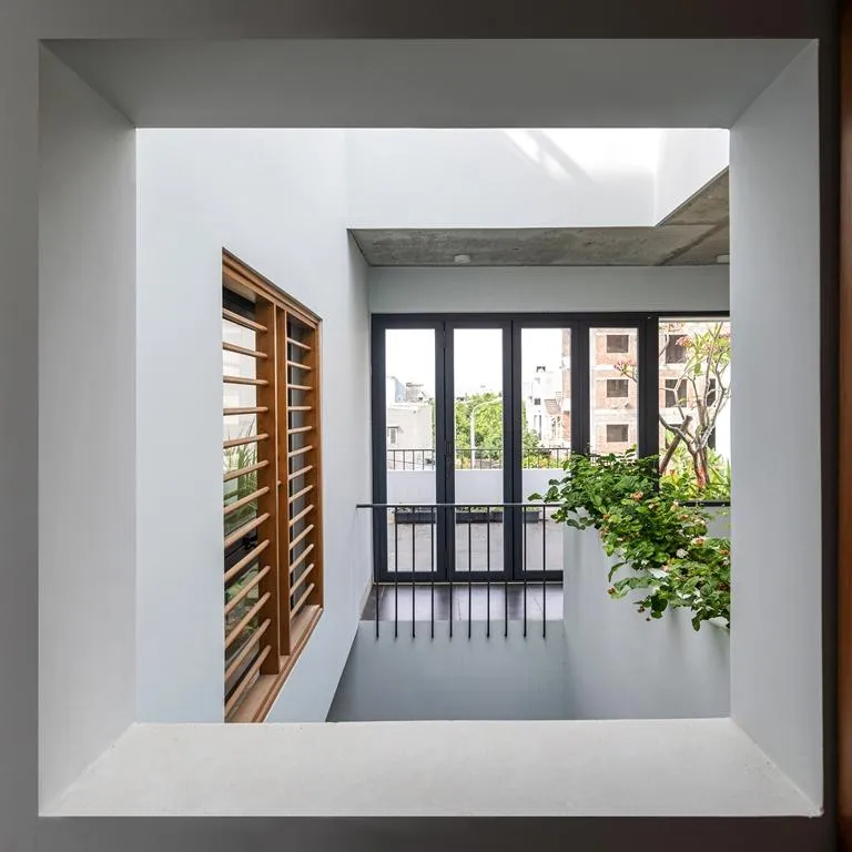 Tầng ba là không gian thờ, ô giếng trời và khoảng thông tầng nhìn xuống sân chung, sân thượng trước, sau...