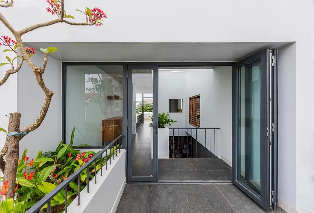 Các ban công như ruộng bậc thang nhằm khai thác ưu điểm của khu đất hướng Đông Bắc. Nơi đây, gia chủ sẽ có các buổi chiều tối ngồi ngắm sao, hóng gió tiếp xúc trực tiếp với thiên nhiên.