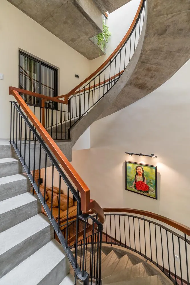 Cách lùi các khối nhà giúp cho công trình trở nên thông thoáng hơn với không gian mặt phố nhà ống năm tầng.