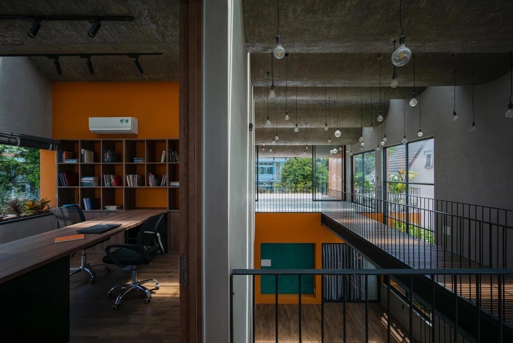 Cầu thang thiết kế ngay khoảng trống, kết nối các không gian nhà lại với nhau.