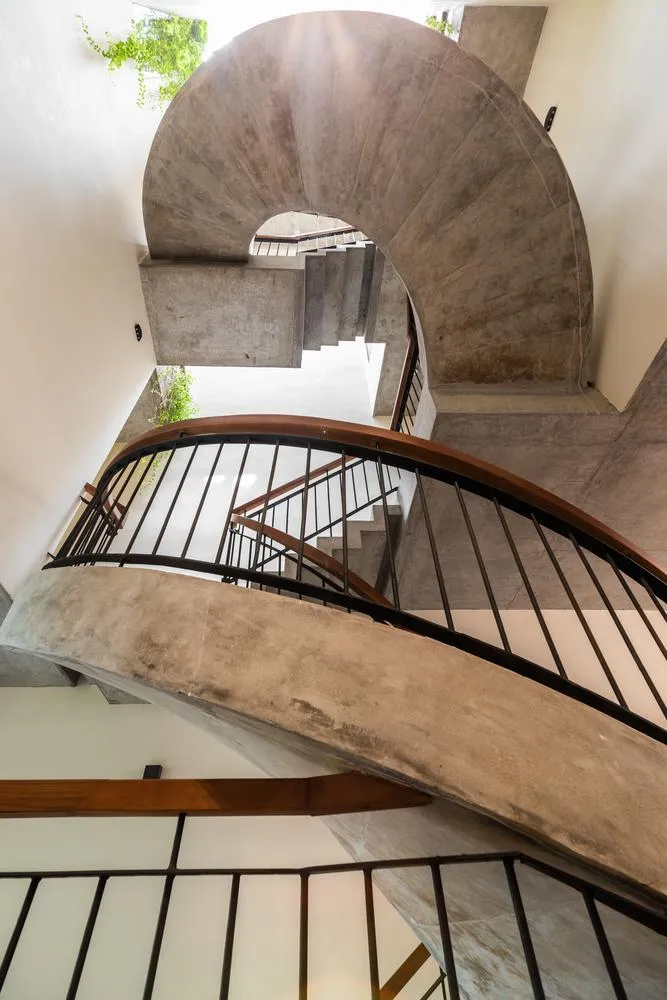 Cả ngôi nhà lấy ánh sáng mặt trời thông qua một &quot;cái phễu&quot; khổng lồ ở giữa nhà.