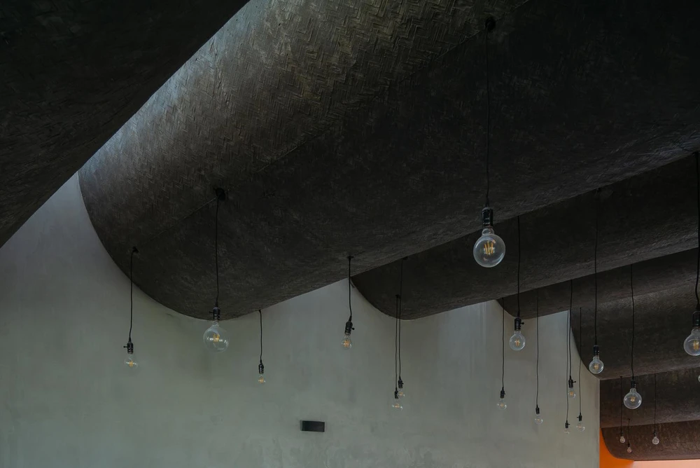 Phần mái cong còn giúp ánh sáng mặt trời trở nên dịu hơn khi đi vào bên trong từ trên xuống.