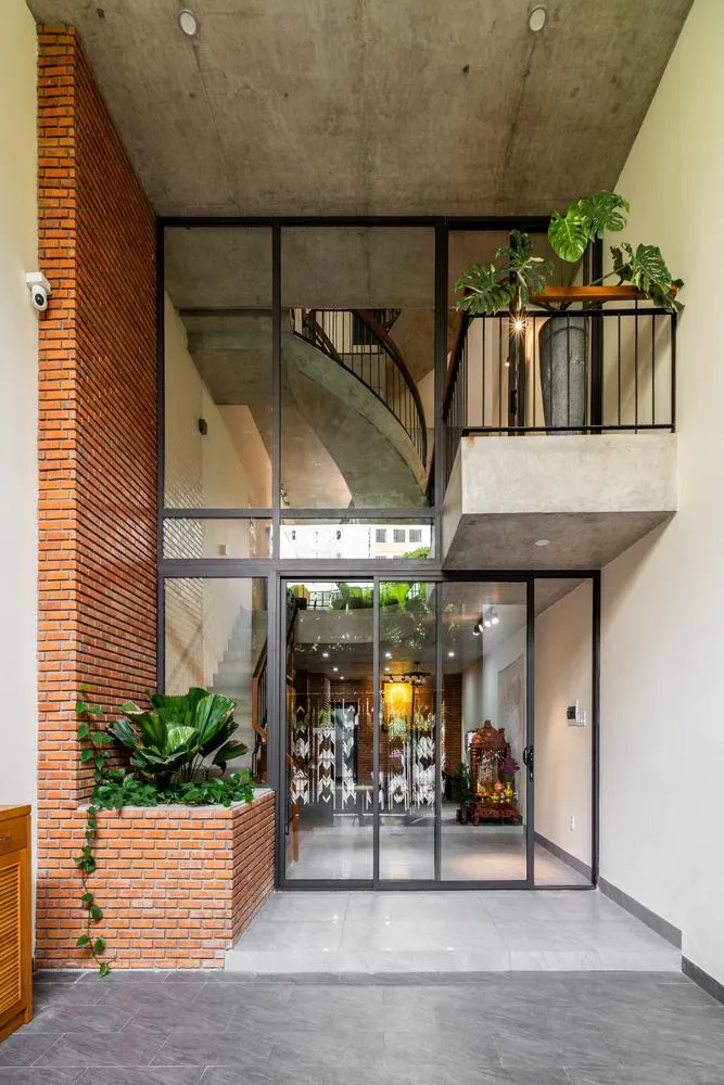 Gạch đỏ làm nổi bật màu xanh của cây cỏ trên các khoảng không lùi vào giữa các tầng.