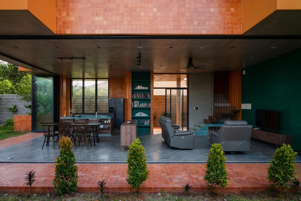 Kiến trúc sư sử dụng một loại gạch truyền thống phổ biến ở Việt Nam và tạo nên sự khác biệt.