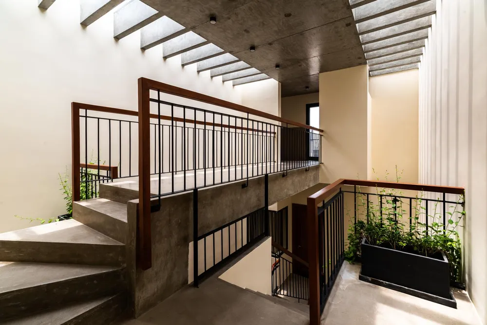 Các khối trên lùi dần so với khối dưới nhà.