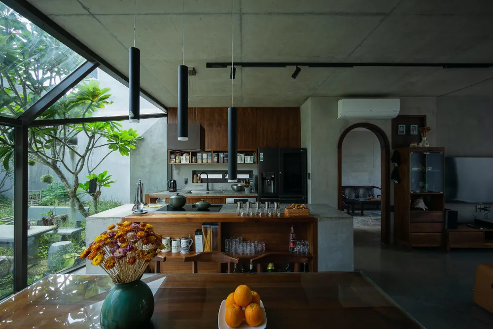 Phòng khách, bếp và bàn ăn đều hướng ra ngoài thiên nhiên của khoảng sân trước và sau.