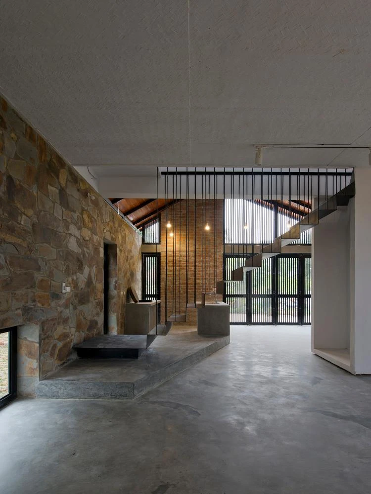 Cầu thang xương sắt treo lơ lửng dẫn từ tầng một lên tầng áp mái.