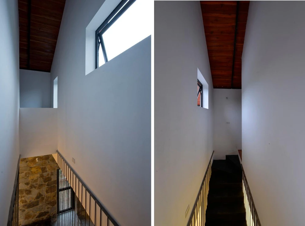Ô cửa sổ nhỏ ở cầu thang lấy sáng và gió tự nhiên vào nhà.