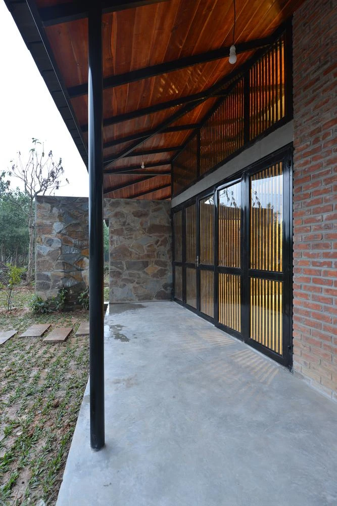 Công trình bao quanh bởi hàng hiên rộng cho phép gia chủ vừa trò chuyện vừa ngồi uống trà.