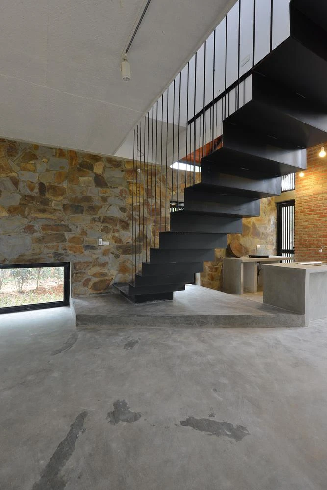 Kiến trúc sư TOOB Studio không phân chia các không gian chức năng trong nhà một cách riêng biệt mà kết nối chúng với nhau.